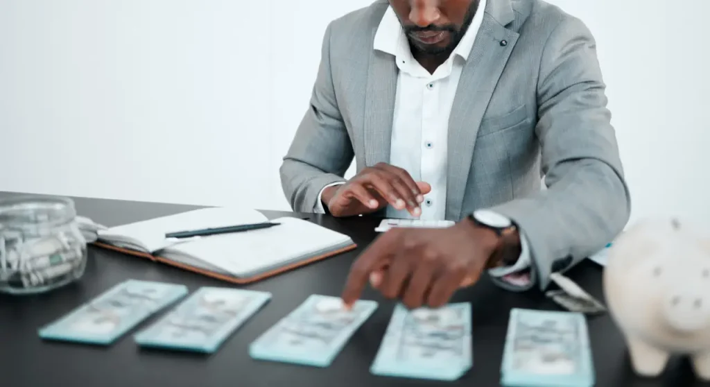 Un homme réalisant un investissement immobilier